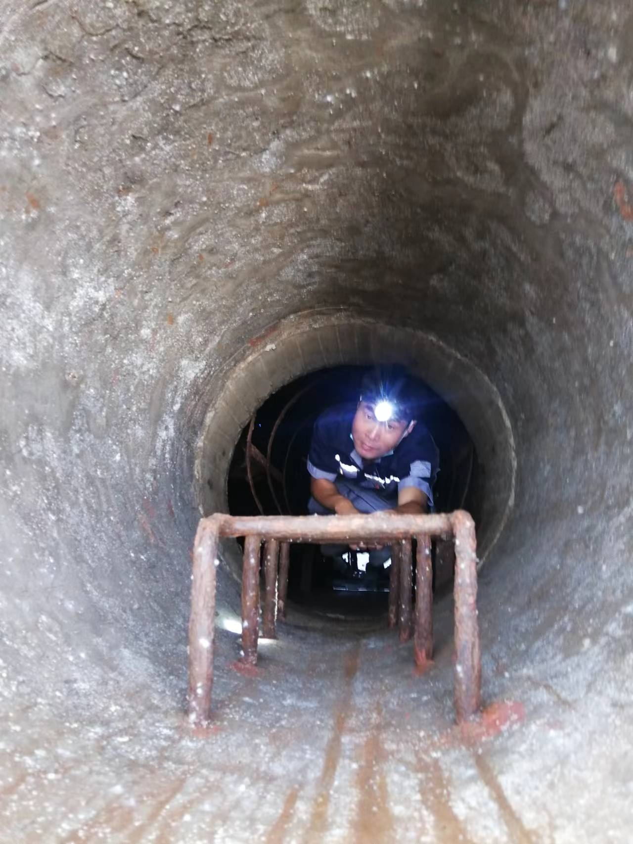 冬季星空地沟修管道阀门_看图王.jpg